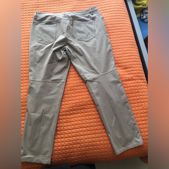 ABC Classic-Fit Pant 32” *Warpstreme.  Colour Torino Sand. - Picture 3 of 4